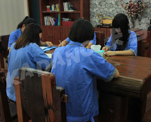 江苏卡当员工相互交流